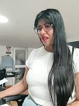 Snapshot of aisha_latina chatting on March 24, 3:28 pm aisha latina online show from March 24, 3:28 pm