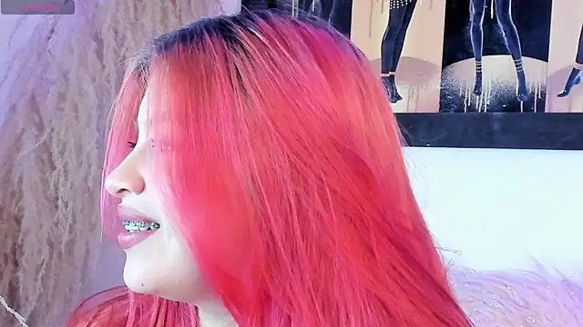 Snapshot of SophieRossi chatting on February 3, 5:29 am SophieRossi online show from February 3, 5:29 am