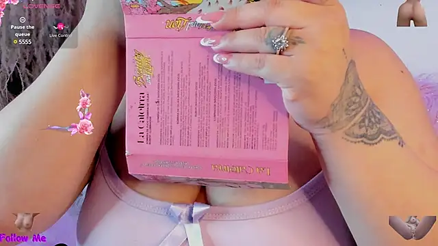 Snapshot of SophieRossi chatting on February 9, 4:36 am SophieRossi online show from February 9, 4:36 am