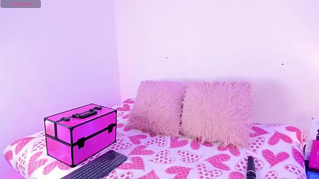 Snapshot of SophieRossi chatting on October 3, 12:46 pm SophieRossi online show from October 3, 12:46 pm