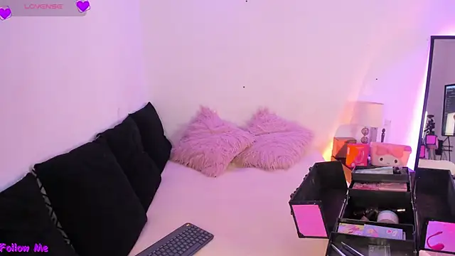 Snapshot of SophieRossi chatting on October 23, 1:10 pm SophieRossi online show from October 23, 1:10 pm