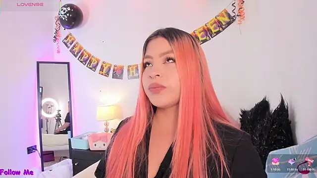 Snapshot of SophieRossi chatting on October 30, 4:03 am SophieRossi online show from October 30, 4:03 am