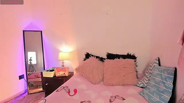 Snapshot of SophieRossi chatting on November 5, 4:12 am SophieRossi online show from November 5, 4:12 am