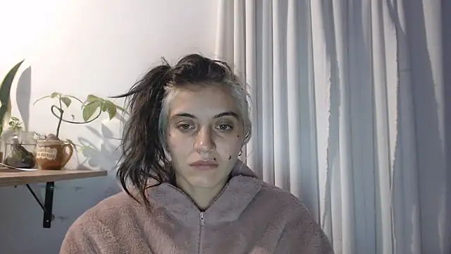 Snapshot of mariecam420 chatting on March 19, 2:05 am mariecam420 online show from March 19, 2:05 am