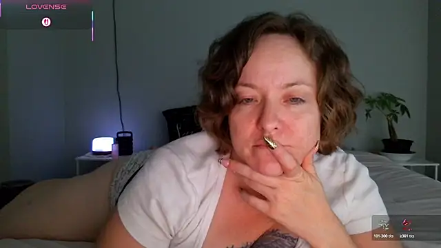 julimonroe online show from May 7, 4:40 am