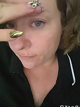 Snapshot of julimonroe chatting on May 26, 2:18 am julimonroe online show from May 26, 2:18 am