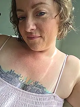 Snapshot of julimonroe chatting on May 26, 3:19 pm julimonroe online show from May 26, 3:19 pm