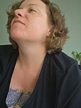 Snapshot of julimonroe chatting on May 31, 6:42 pm julimonroe online show from May 31, 6:42 pm