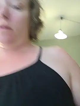 Snapshot of julimonroe chatting on June 2, 1:40 am julimonroe online show from June 2, 1:40 am