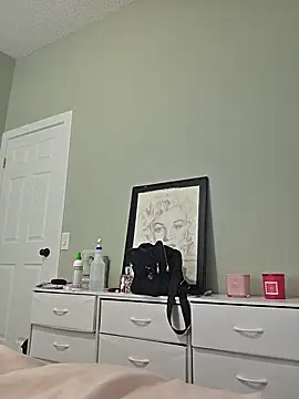 Snapshot of julimonroe chatting on June 8, 1:28 am julimonroe online show from June 8, 1:28 am
