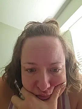 Snapshot of julimonroe chatting on June 28, 3:29 pm julimonroe online show from June 28, 3:29 pm