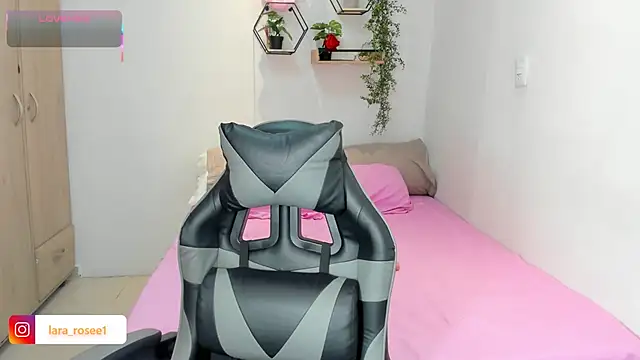 Snapshot of lara_rose1 chatting on October 19, 7:09 am lara rose1 online show from October 19, 7:09 am