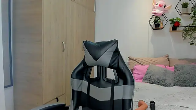 Snapshot of lara_rose1 chatting on November 12, 7:20 am lara rose1 online show from November 12, 7:20 am