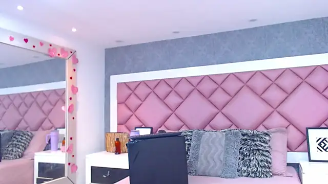 DanielaDuff online show from March 6, 7:21 pm