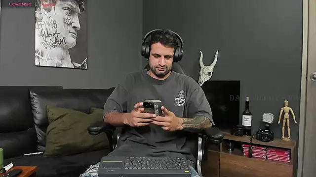 Davevilboy online show from December 6, 1:22 pm