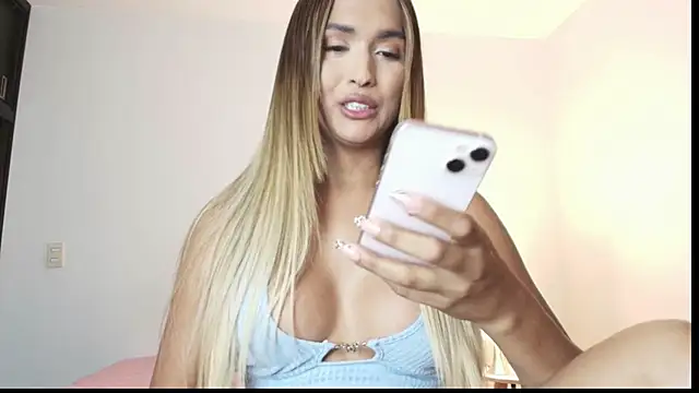 Snapshot of carminaurmommy chatting on January 23, 12:25 am carminaurmommy online show from January 23, 12:25 am