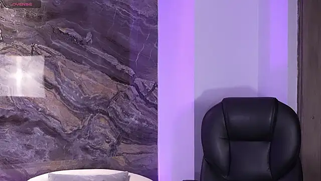 Snapshot of MadelineFox chatting on September 30, 9:47 am MadelineFox online show from September 30, 9:47 am