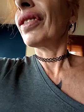 Snapshot of FrozenWaffle chatting on September 21, 3:13 pm FrozenWaffle online show from September 21, 3:13 pm