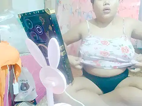 Snapshot of SweetNaughtyAss23 chatting on January 1, 4:18 am SweetNaughtyAss23 online show from January 1, 4:18 am