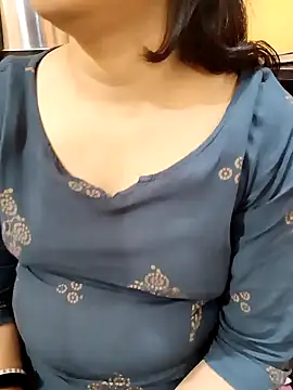 Snapshot of Diya_143 chatting on February 8, 11:33 am Diya 143 online show from February 8, 11:33 am