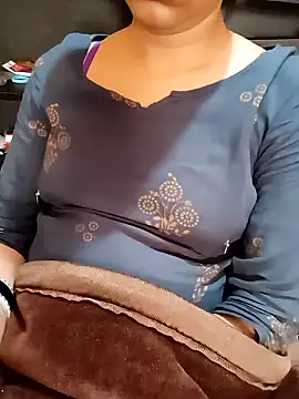 Snapshot of Diya_143 chatting on February 9, 6:43 am Diya 143 online show from February 9, 6:43 am
