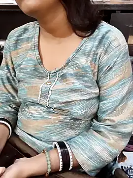 Snapshot of Diya_143 chatting on February 12, 7:44 am Diya 143 online show from February 12, 7:44 am
