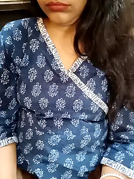 Snapshot of Diya_143 chatting on February 13, 7:35 am Diya 143 online show from February 13, 7:35 am