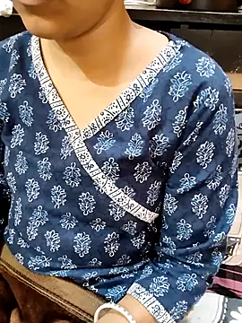 Snapshot of Diya_143 chatting on February 14, 7:17 am Diya 143 online show from February 14, 7:17 am