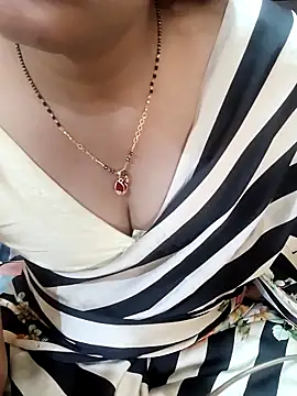 Snapshot of Diya_143 chatting on October 17, 8:17 am Diya 143 online show from October 17, 8:17 am