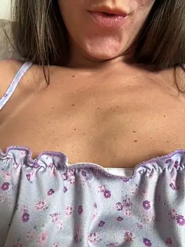 Snapshot of Emmabee123 chatting on April 10, 5:50 pm Emmabee123 online show from April 10, 5:50 pm