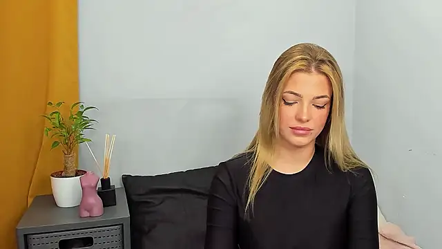 Snapshot of LilyBlondee chatting on December 8, 7:32 pm LilyBlondee online show from December 8, 7:32 pm