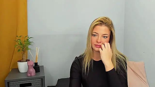 Snapshot of LilyBlondee chatting on December 8, 10:47 pm LilyBlondee online show from December 8, 10:47 pm