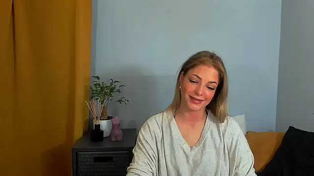 Snapshot of LilyBlondee chatting on February 19, 5:27 pm LilyBlondee online show from February 19, 5:27 pm