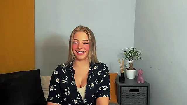 Snapshot of LilyBlondee chatting on March 2, 4:32 pm LilyBlondee online show from March 2, 4:32 pm