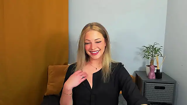 Snapshot of LilyBlondee chatting on March 22, 8:37 pm LilyBlondee online show from March 22, 8:37 pm