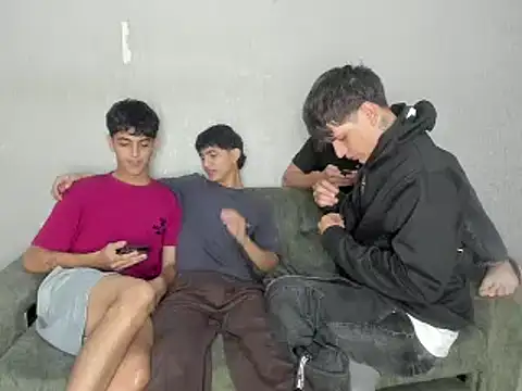 Snapshot of pelusos_mens chatting on April 30, 8:04 pm pelusos mens online show from April 30, 8:04 pm
