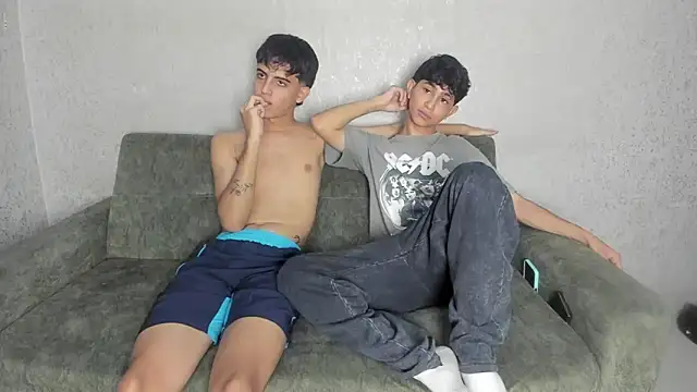 Snapshot of pelusos_mens chatting on May 6, 7:30 pm pelusos mens online show from May 6, 7:30 pm