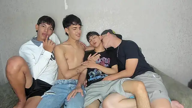 Snapshot of pelusos_mens chatting on May 20, 7:31 pm pelusos mens online show from May 20, 7:31 pm