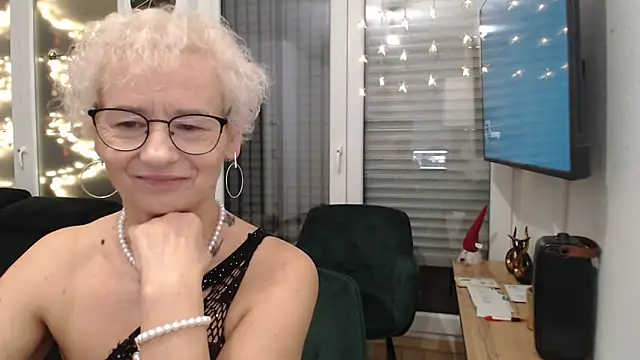 Snapshot of Hot_Ann52 chatting on December 16, 5:43 pm Hot Ann52 online show from December 16, 5:43 pm