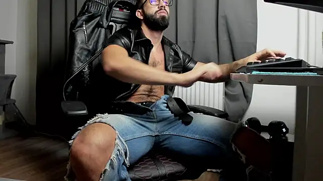 Snapshot of liamaesthetic chatting on December 23, 6:11 am liamaesthetic online show from December 23, 6:11 am