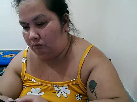 Snapshot of xxbigboootyxx chatting on May 3, 10:43 am xxbigboootyxx online show from May 3, 10:43 am