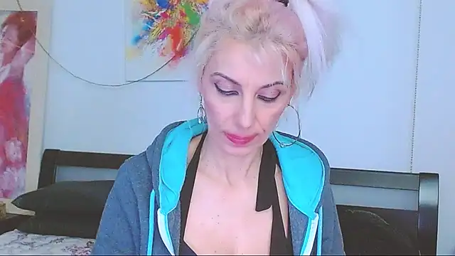 HoneyLara online show from February 8, 5:40 am