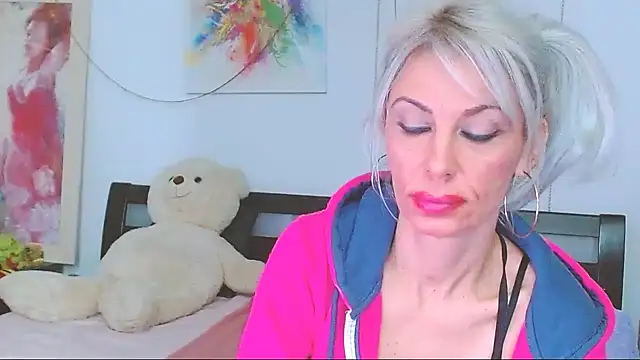 HoneyLara online show from December 20, 7:10 pm