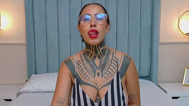 NicoleBlum online show from May 5, 4:48 pm