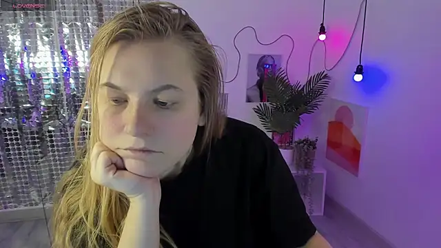 Snapshot of JadeSoft chatting on December 15, 1:43 pm JadeSoft online show from December 15, 1:43 pm