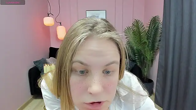 Snapshot of JadeSoft chatting on February 5, 11:39 pm JadeSoft online show from February 5, 11:39 pm