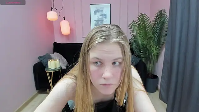 Snapshot of JadeSoft chatting on February 6, 2:44 am JadeSoft online show from February 6, 2:44 am