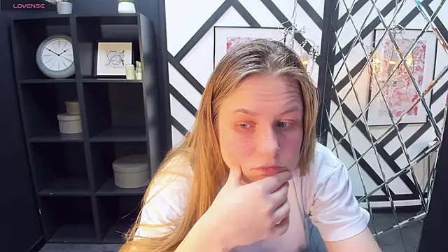 Snapshot of JadeSoft chatting on February 7, 11:34 pm JadeSoft online show from February 7, 11:34 pm