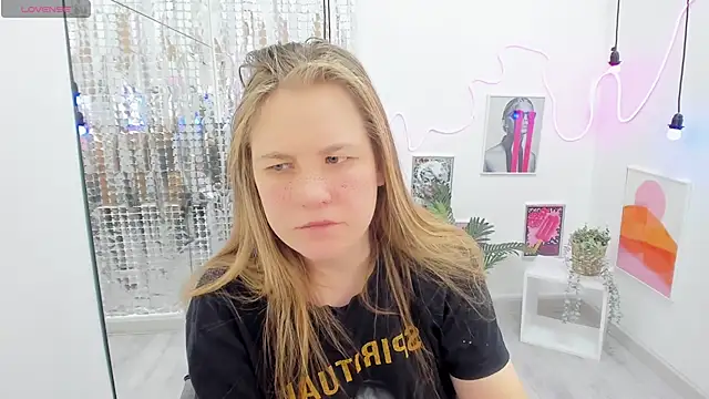 Snapshot of JadeSoft chatting on February 22, 3:01 am JadeSoft online show from February 22, 3:01 am