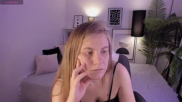 Snapshot of JadeSoft chatting on March 8, 11:49 pm JadeSoft online show from March 8, 11:49 pm